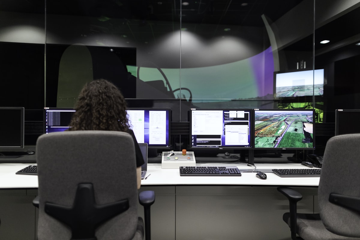 Operations desk monitoring active routes and support activity